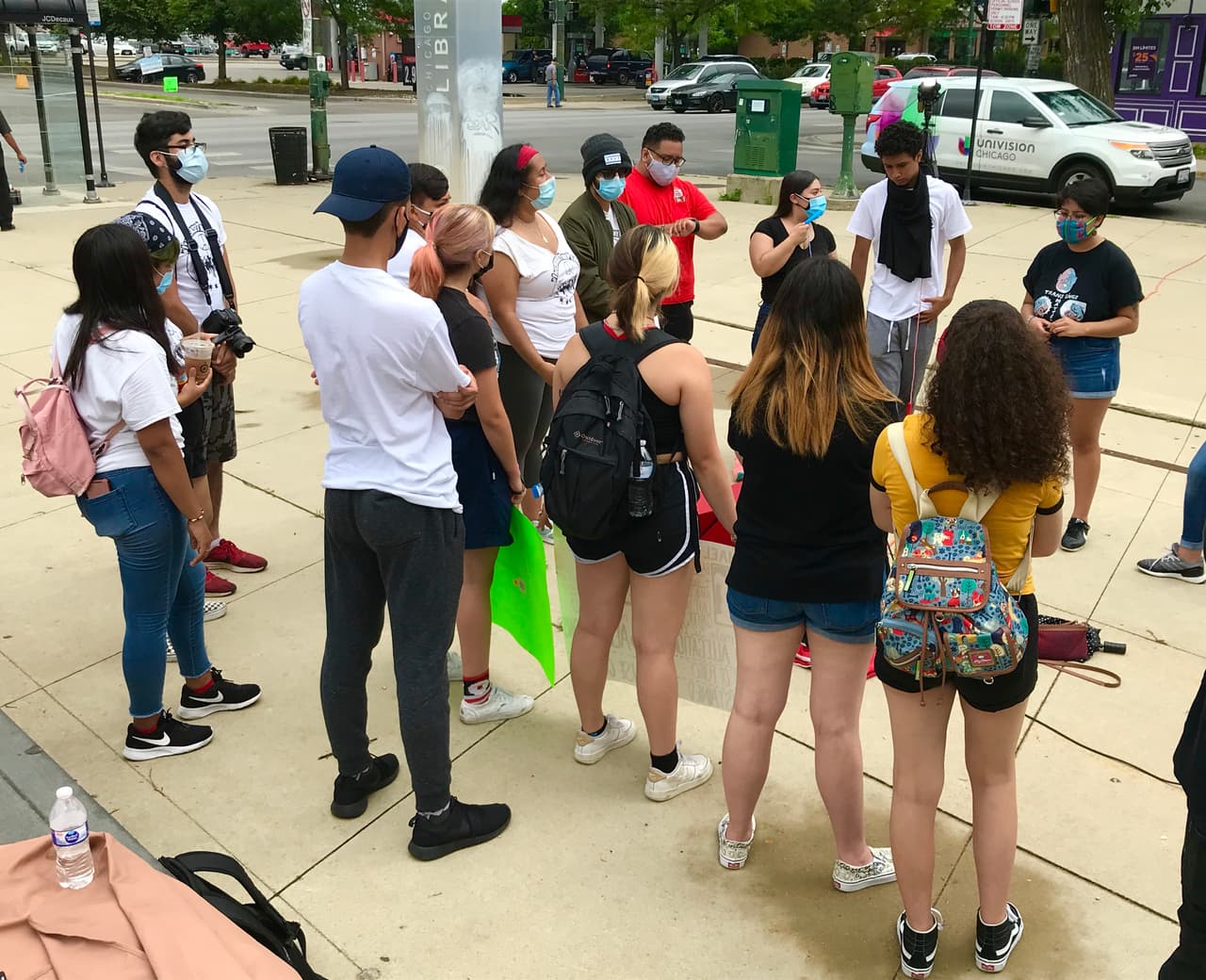 Un grupo de estudiantes de Chicago protesta en contra de la permanencia de la policía en sus escuelas