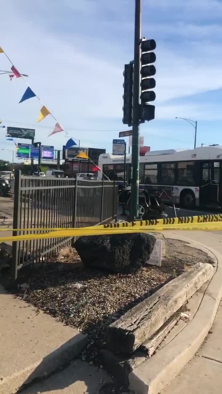 Un auto partido en dos y un cuerpo en la carretera cuentan testigos que se encontraron en la escena del accidente 
