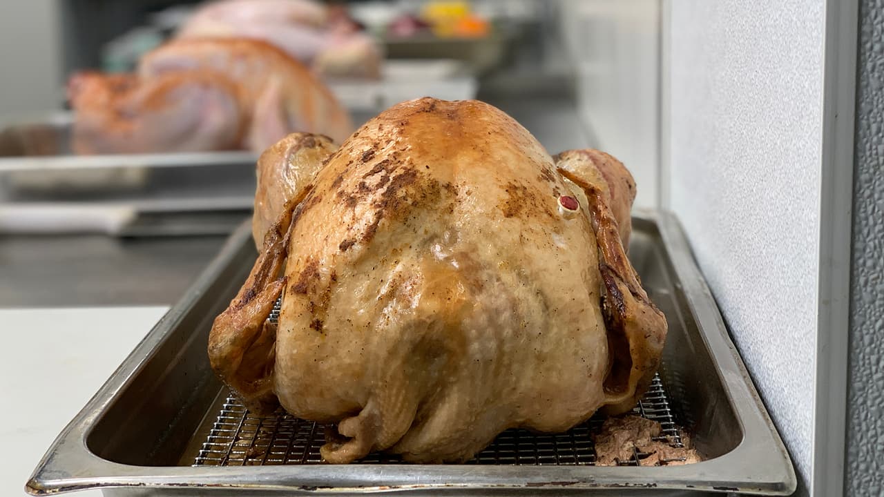 No olvides lavarte las manos por 20 segundos durante y después de tocar cualquier alimento.
<br>
<br>Luego que hayas seguido todas las instrucciones para el manejo del pavo y que lo hayas descongelado, sigue tu receta favorita para comenzar a cocinarlo de una manera segura.