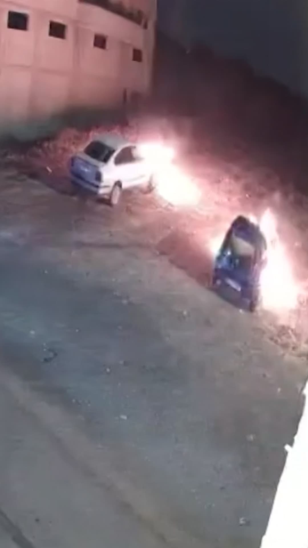 Colonos israelíes incendian dos vehículos palestinos