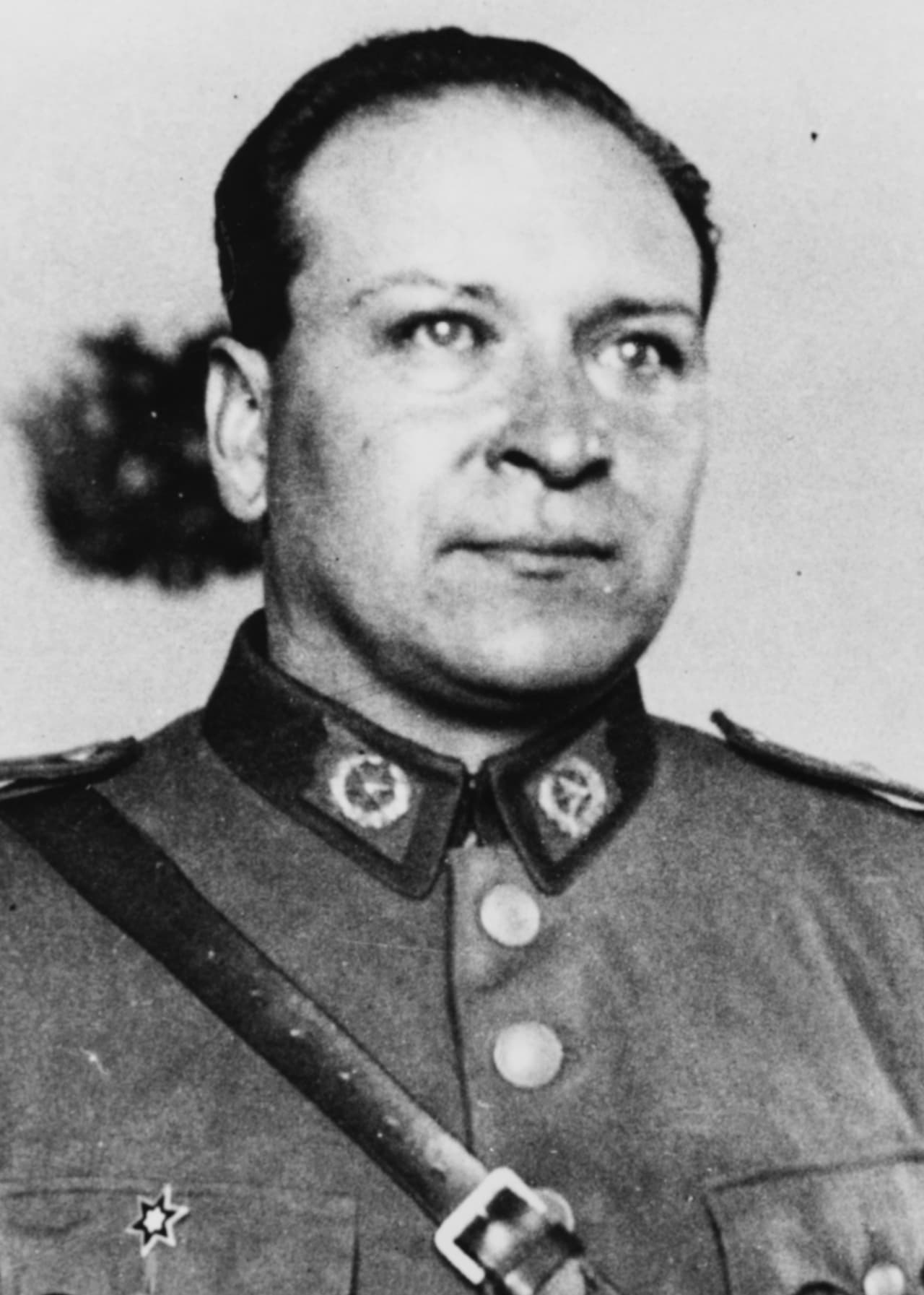 <b>Gualberto Villarroel, Presidente de Bolivia.</b>
<br>
<br>En el poder desde 1943. Fue asesinado el 21 de julio de 1946 por una turba que asaltó la residencia presidencial 
<a href="https://historias-bolivia.blogspot.com/2017/06/gualberto-villarroel-muerto.html"><u>luego de haber sido forzado a renunciar al cargo por militares</u></a>. Tenía 38 años.
<br>