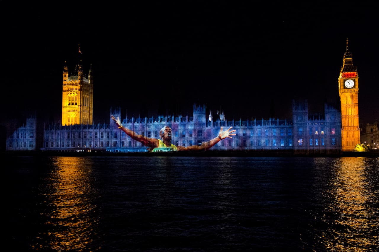 Sobre la fachada del parlamento inglés proyectan una fotografía de Usain Bolt, como uno de los atletas más destacados de los juegos Olímpicos de Londres 2012.