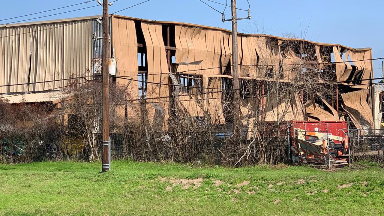 El estallido proviene de la compañía 
<a href="https://www.univision.com/local/houston-kxln/nuevo-reporte-indica-que-explosion-en-houston-dejo-450-casas-afectadas">Watson Grinding & Manufacturing Co</a>
<b>, </b>al noroeste de Houston.