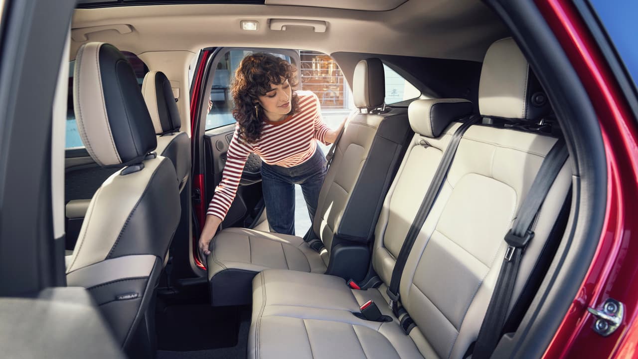 La segunda fila de asientos en la Ford Escape 2020 es 
<b>deslizante</b>, lo cual puede funcionar a favor del área de carga o del espacio para las piernas y rodillas, pero no a favor de ambas a la vez. En todo caso, la segunda fila es abatible. Ford nos dice que el área de carga fue diseñada para cargar seis bolsas de palos de golf o una jaula para perros
<i> full size</i>.