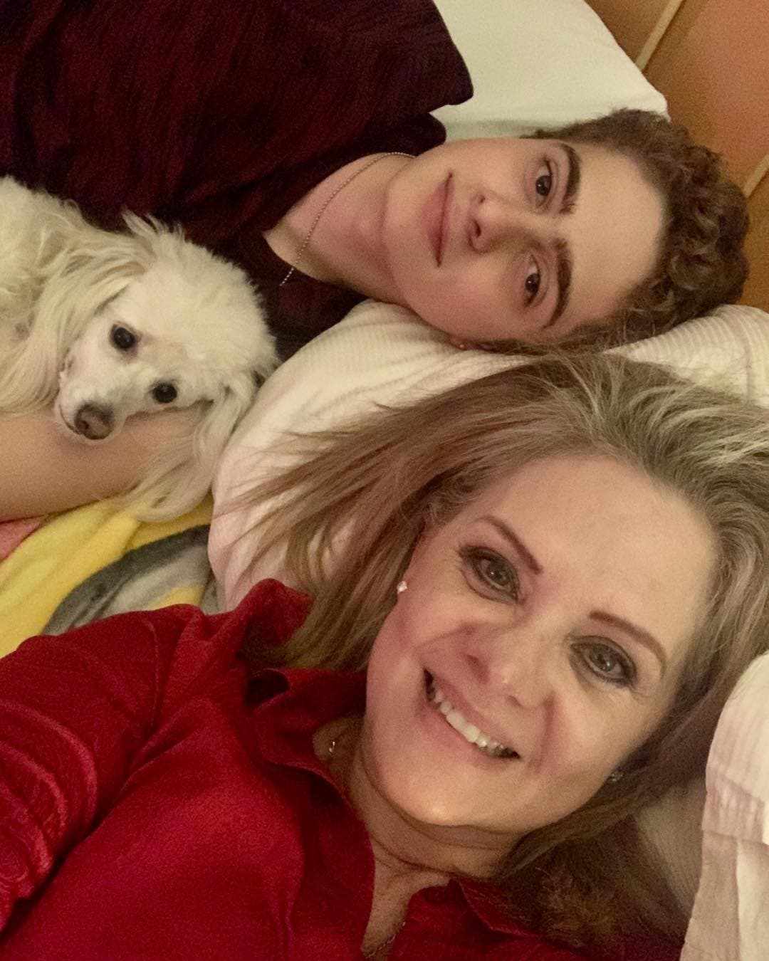 Con los ojos llenos de lágrimas y la voz quebrada, la chef y tiktoker continuó: "Eso fue lo que a mí me dolió, porque a mí me ha costado un chingo sacar adelante a esta criatura y que no me la toque, ni él ni nadie. Por eso lo traigo en el gaznate y no lo voy a perdonar (...) Que reflexione y cuide el hocico antes de hablar".