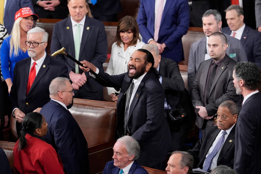 <h3 class="cms-H3-H3">Un interrumpido mensaje al Congreso</h3>
<br>
<br>El 4 de marzo, Trump ofreció su primer discurso ante ambas cámaras del Congreso en un mensaje con tono combativo, muy similar a sus discursos de campaña, que fue interrumpido por el representante demócrata Al Green, quien aseguraba que el presidente no tenía el mandato popular para las agresivas reformas que estaba realizando.