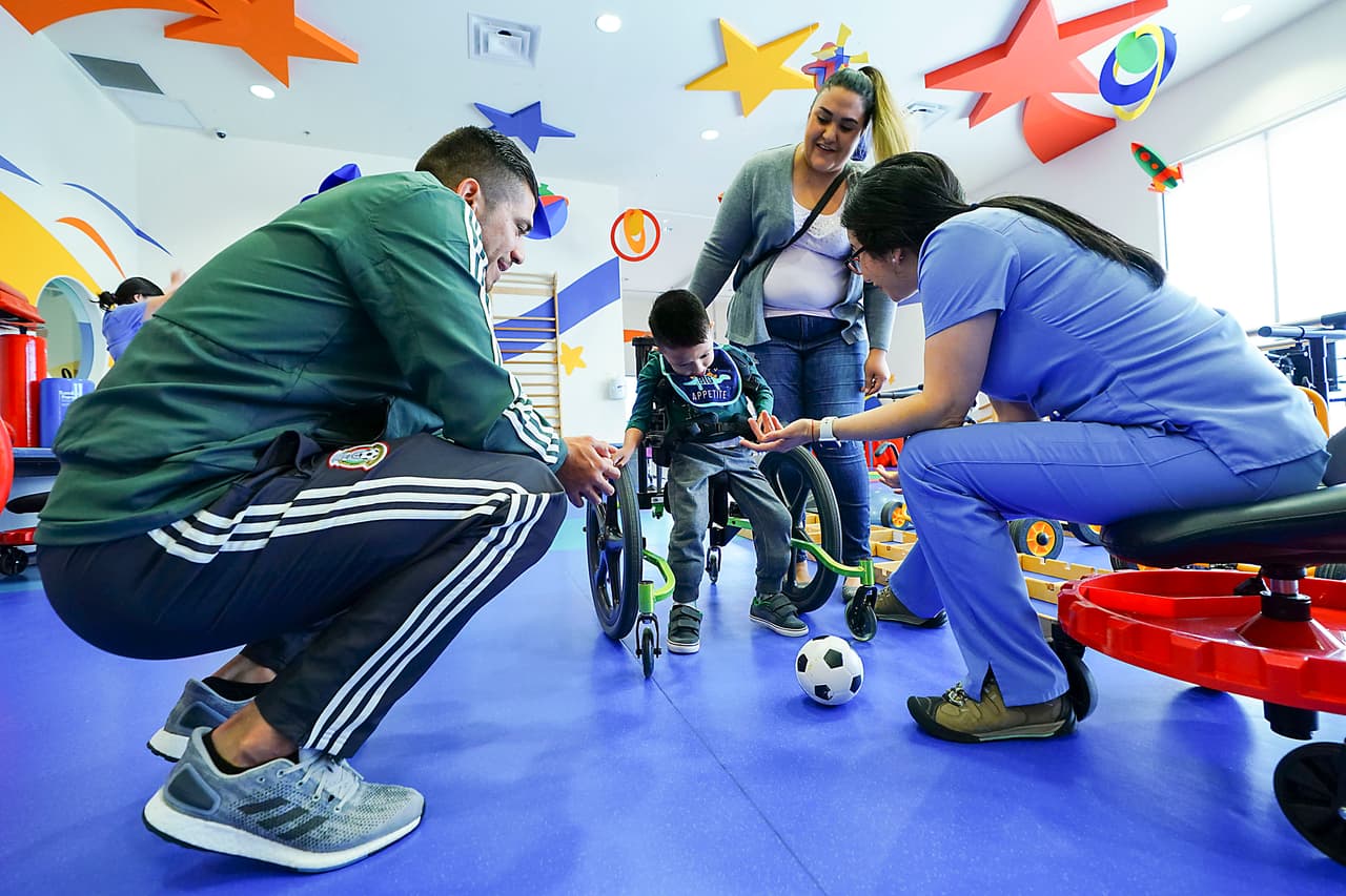 "La verdad es que la selección mexicana hace que nos pongamos de pie, de que nos acordemos de que estamos orgullosos de ser mexicanos y eso mismo pasa con Teletón", agregó Cristina.