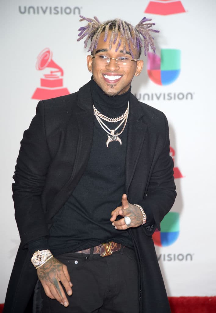 “El alto contenido sexual, obsceno, la incitación a la muerte, suicidio y uso de sustancias prohibidas están siendo utilizadas de manera desconsiderada”, comentó la agencia.
<br>