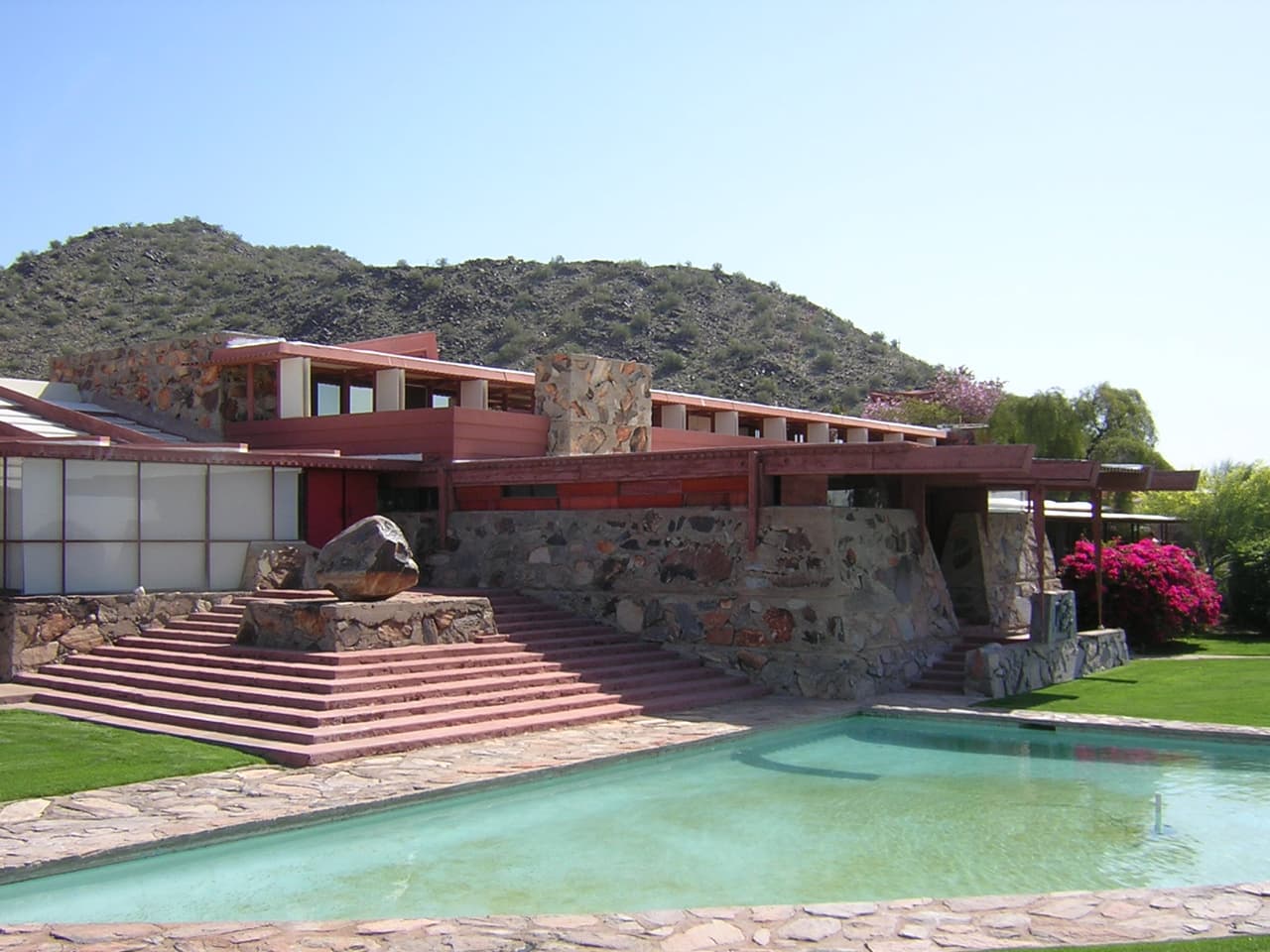 La Taliesin West fue contruida en Scottsdale, Arizona, como casa de invierno de Wright, quien la ocupó desde 1937 hasta su muerte en 1959 a los 91 años de edad.