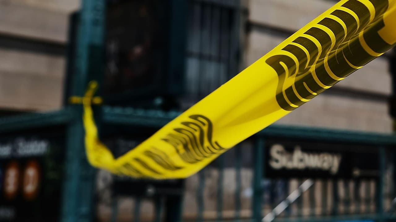 Exclusiva: Dos personas detenidas en relación a homicidio de joven en el tren 7 en Queens