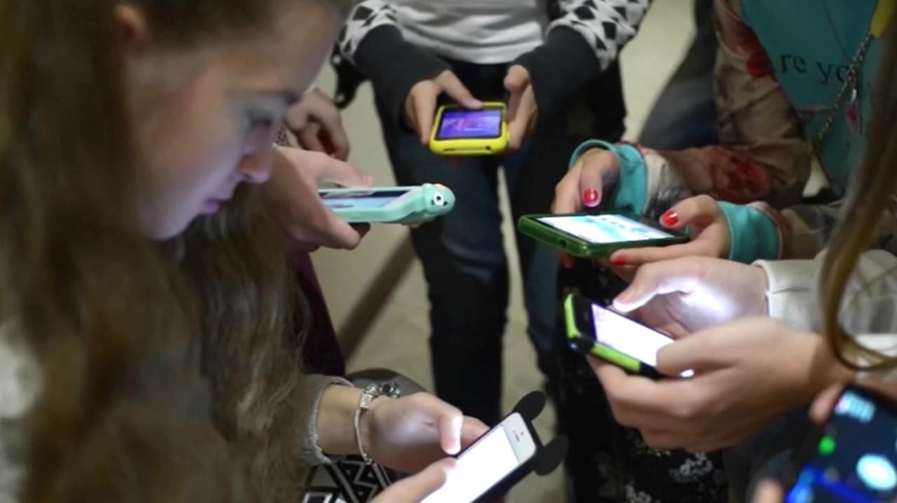 Estudiantes pasan hasta un tercio del tiempo escolar usando el celular, revela estudio
