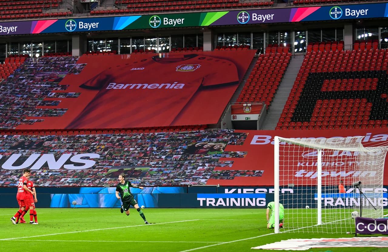 <b>No están solos</b>
<br>En el Estadio del Bayer Leverkusen se colocó una manta que se extienede a lo ancho de las gradas y se visualizan imágenes de aficionados, del mismo modo, una playera a escala del Leverkusen para apoyar al equipo.