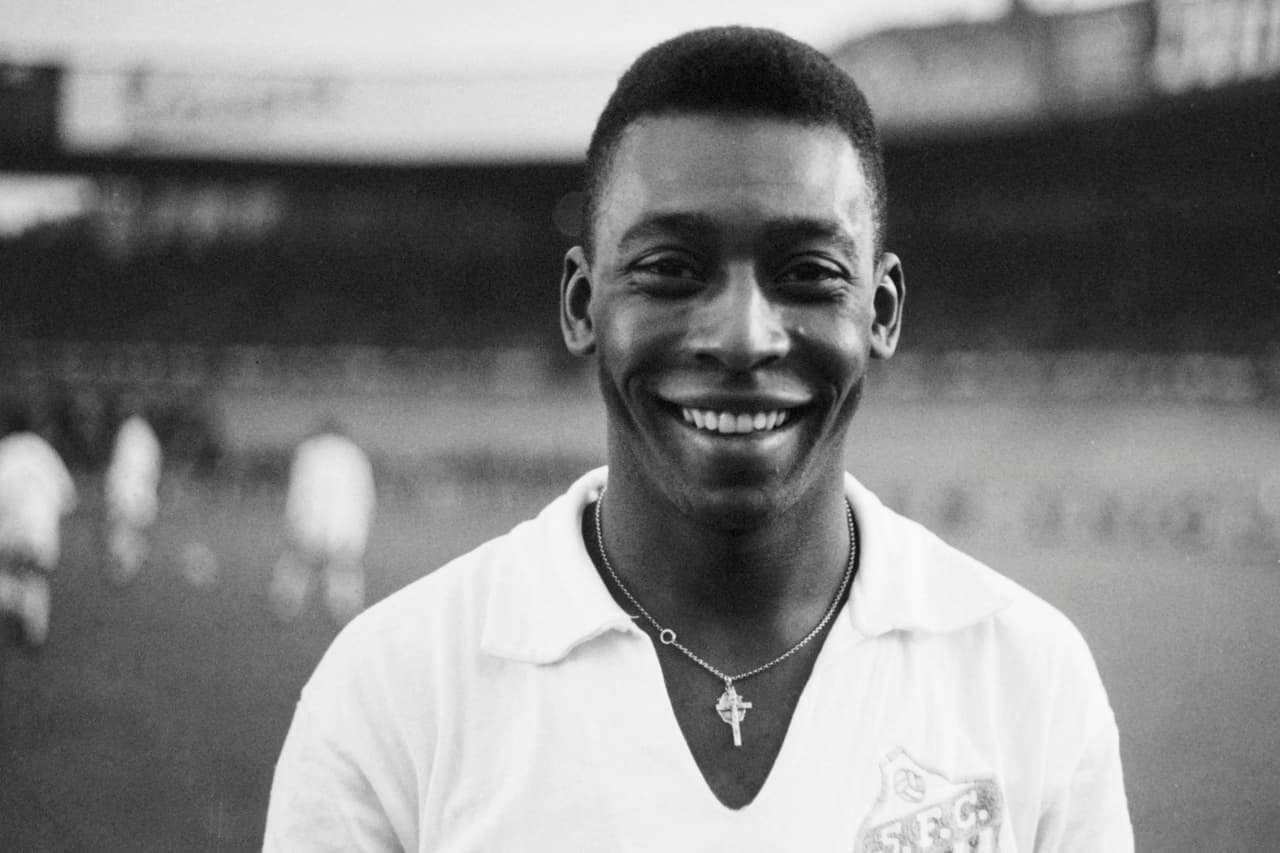 La leyenda del fútbol brasileño, Pelé, falleció este jueves en Brasil a causa de un cáncer de colón con el que combatía desde hace tiempo, informó la familia. Edson Arantes do Nascimento nació en Minas Gerais, Brasil, en 1940. Sus padres fueron el también futbolista João Ramos do Nascimento y María Celeste Arantes.
<br>