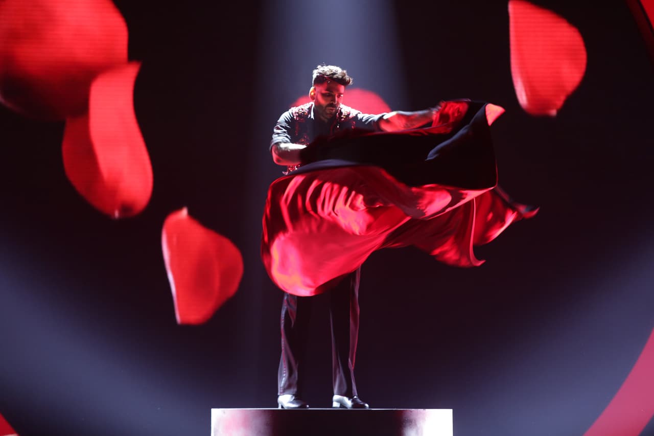 Jomari inició el baile con el pasodoble, una danza que retoma la traidición taurina española.
