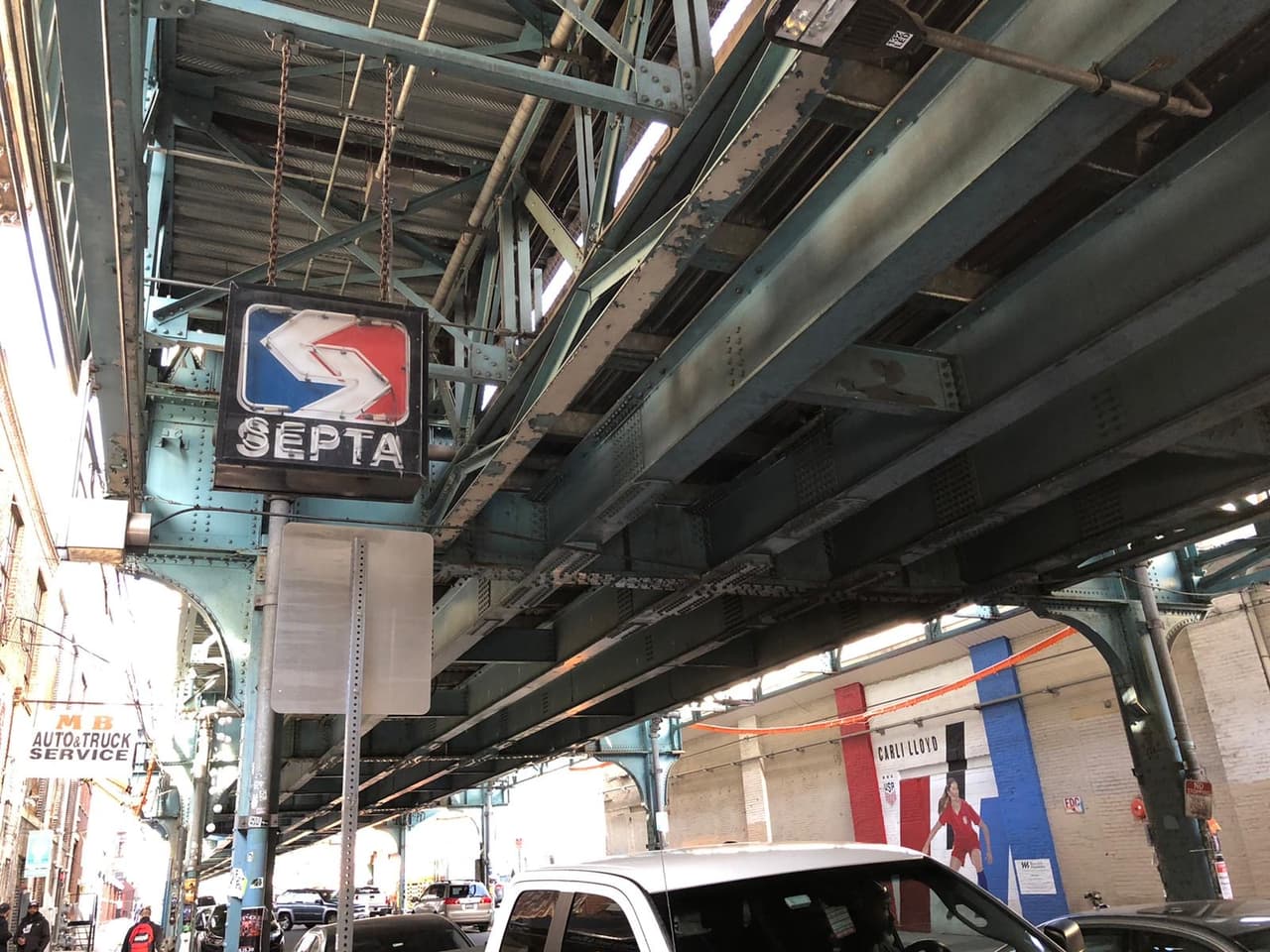 Policía: hallan cuerpo de hombre encima de tren SEPTA cerca de la estación Girard