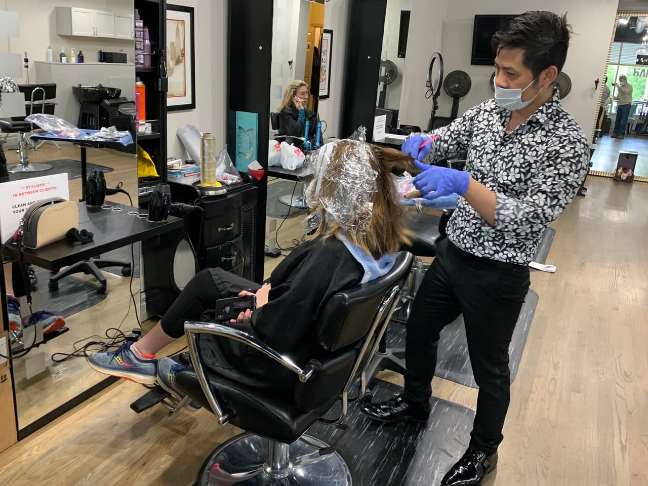 Barberos y estilistas del condado de Tulare consiguen permiso estatal para abrir