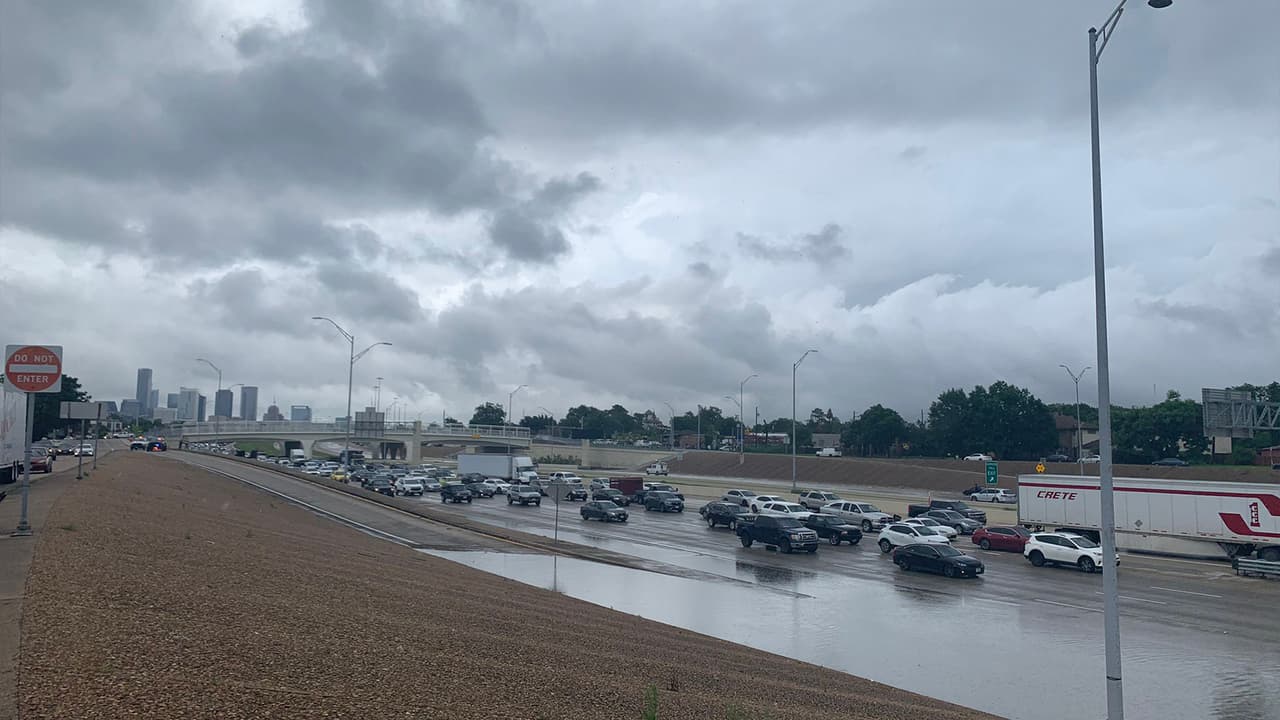 Hasta la noche de este miércoles, el desfile sigue en pie, pero se monitorearán las condiciones del tiempo debido a la amenaza de tormentas que habrá durante todo el jueves en Houston.
