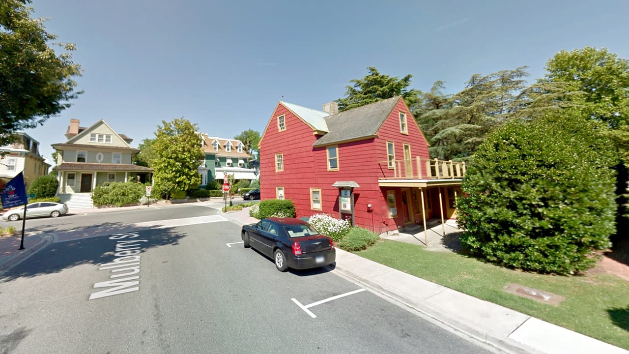 <b>Delaware: Lewes. – Obtuvo 62.53 de 100 puntos dentro de las mejores ciudades de clase media para vivir. </b>Fundada en 1631, sus residentes se enorgullecen de su patrimonio histórico. Está situado donde la Bahía de Delaware y el Océano Atlántico donde se encuentran en el cabo Henlopen. Cuenta con variedad de museos y restaurantes. La calidad de las escuelas es buena y se considera un lugar tranquilo para vivir. 
<br>