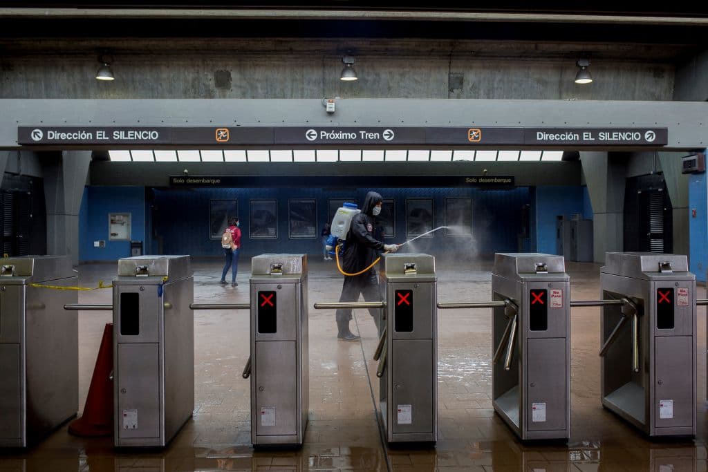 El metro de Caracas. Una escena que podría parecer de los días iniciales de la pandemia pero tiene fecha reciente: el pasado 23 de marzo en el transporte público de la capital venezolana.