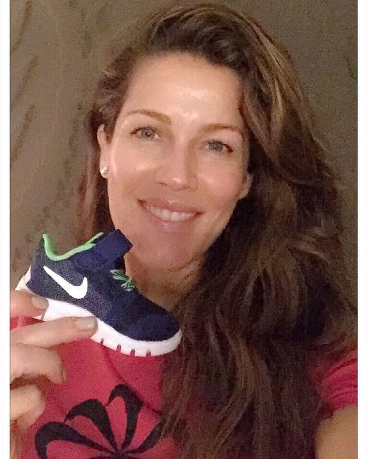 Con este zapatito nos reveló que esperaba un niño.