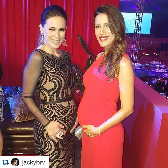 Hermosa juntando su pancita con Jacky Bracamontes.