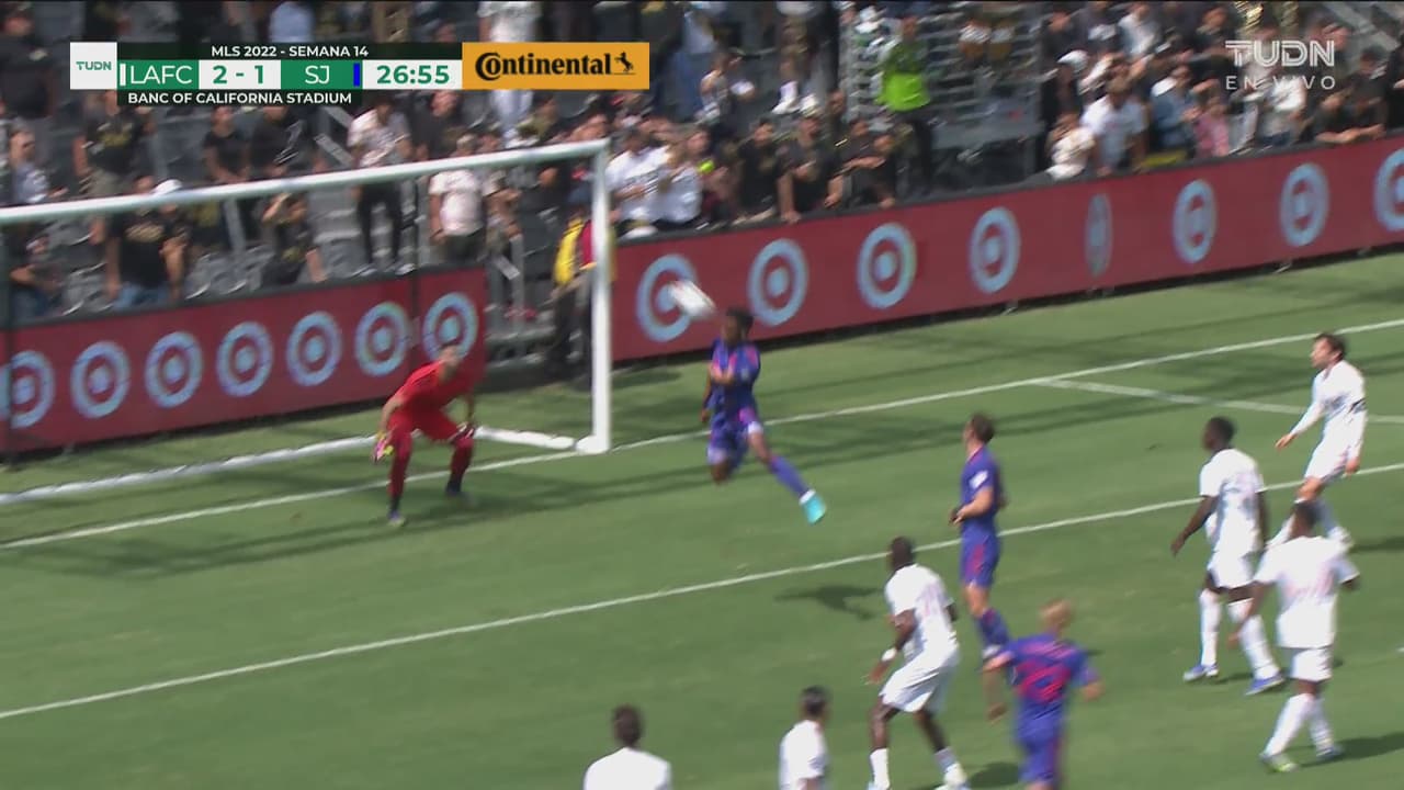 ¿Cuál va a meter? Dejan solo a Jeremy Ebobisse y falla su cabezazo