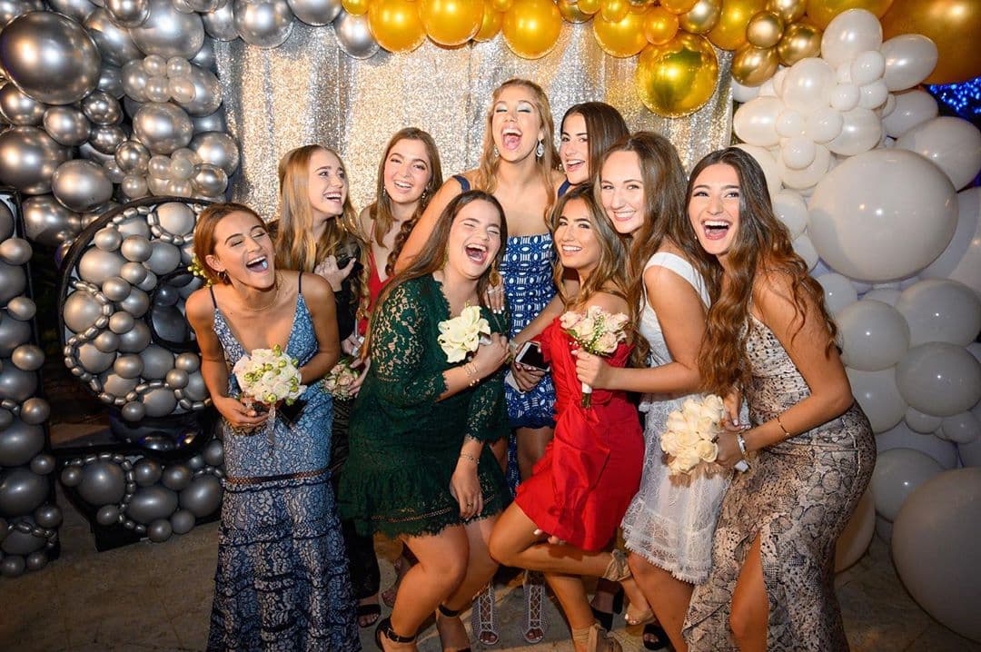 Lució junto a varias de sus compañeras una gran sonrisa que era muestra de la felicidad que sentía.