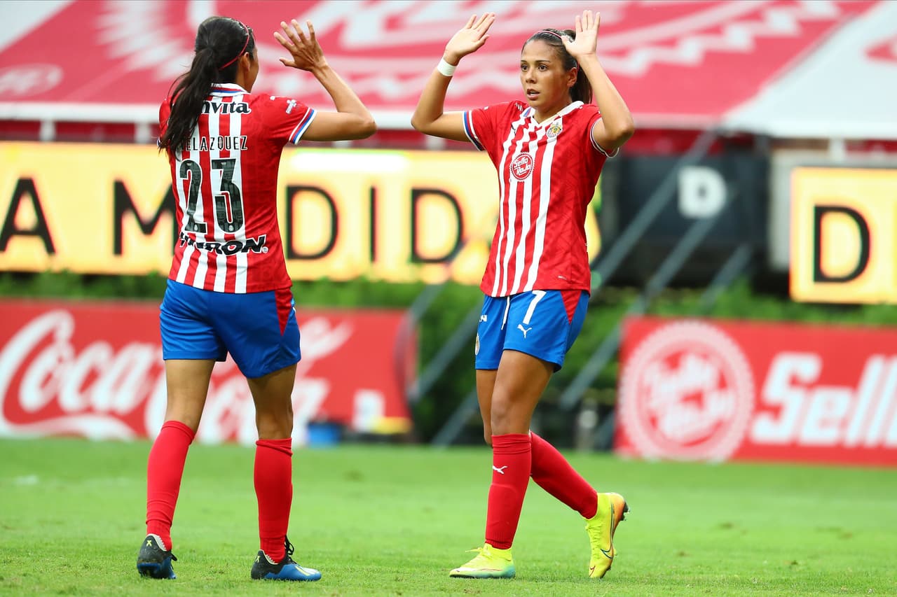 Chivas derrota a Querétaro 2-1