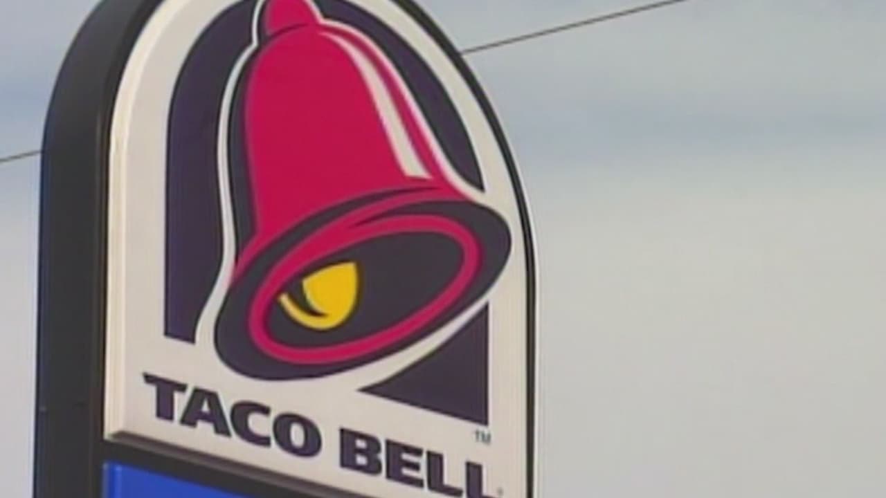 Cliente de Taco Bell encuentra residuos de metal en su comida obligando al retiro de 2.3 millones de libras de carne en 21 estados