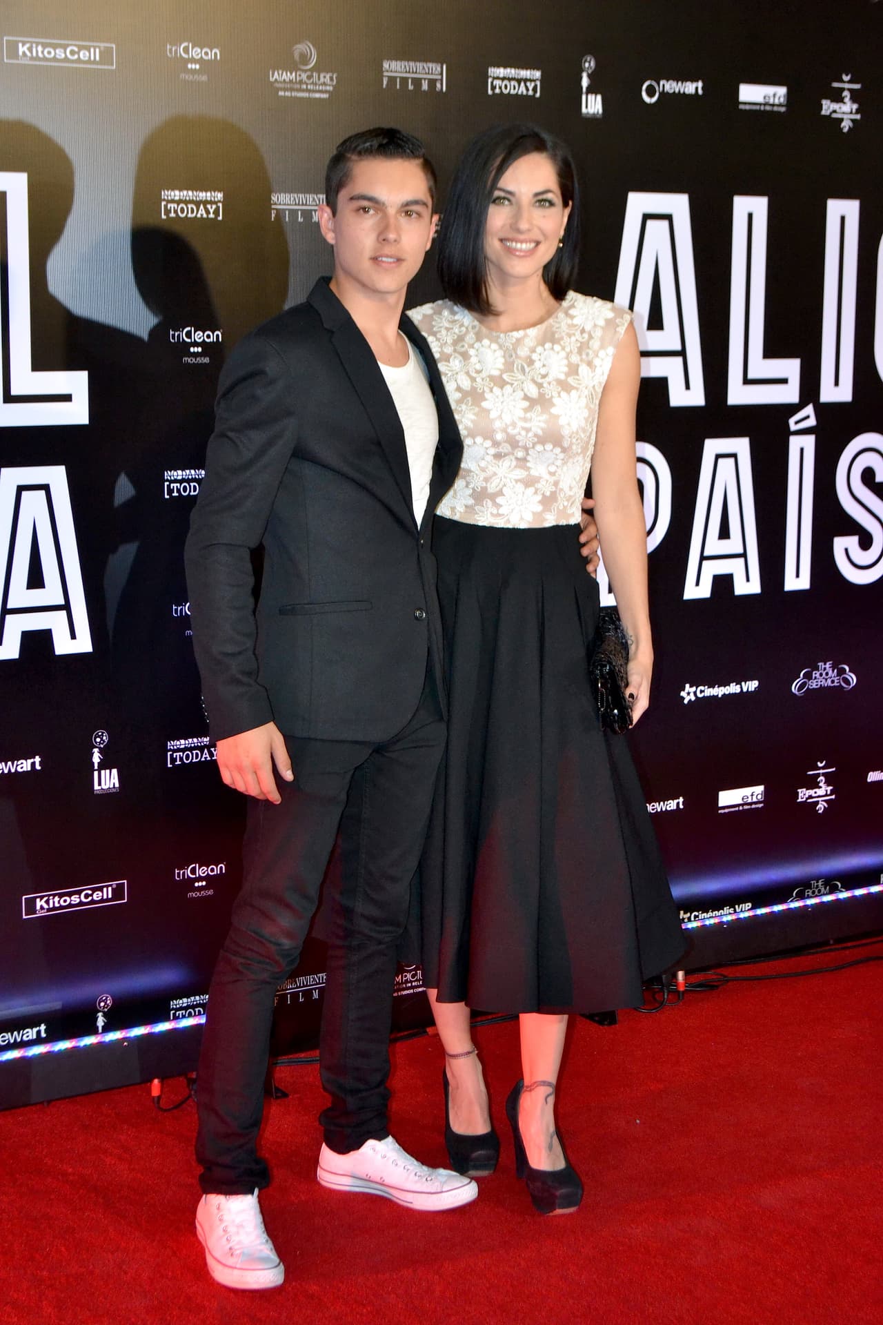 Es la luz de los ojos de la actriz, y por el bien de muchas muchachas, esperamos que no sea celosa.