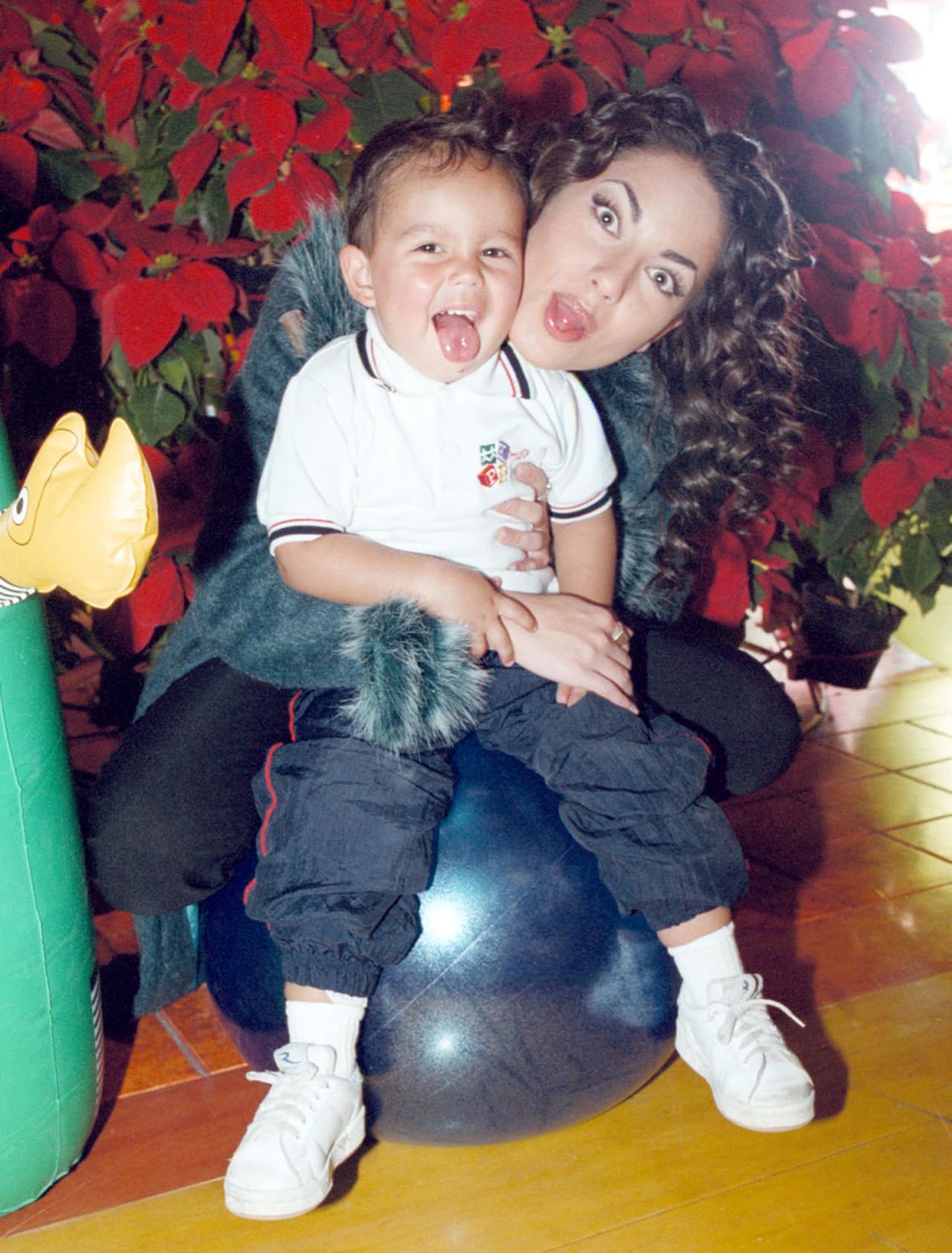 Los años fueron pasando y este pequeño cada vez se parecía más a sus padres.