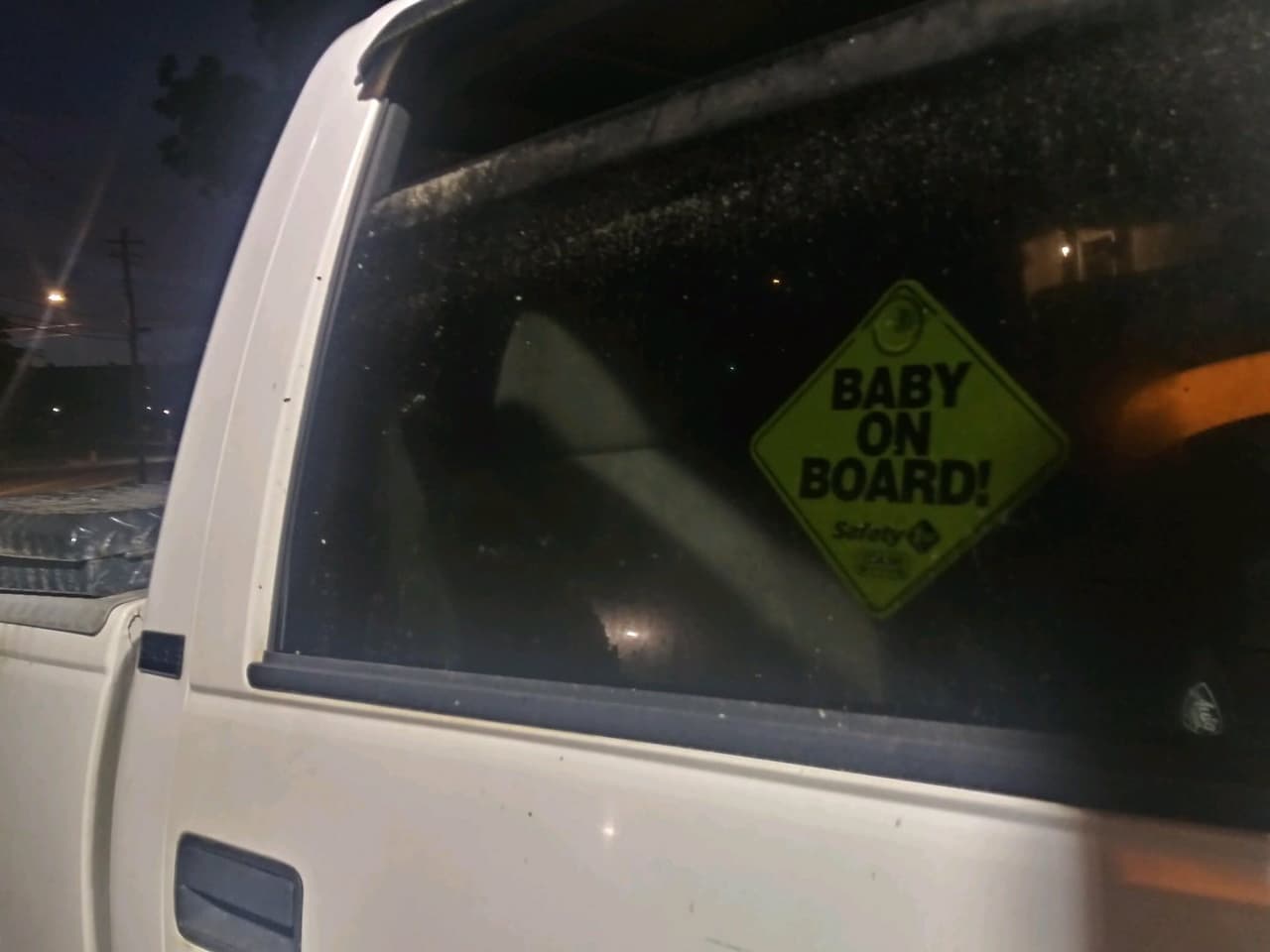 El vehículo tenía un letrero que indicaba que un bebé viajaba a bordo.