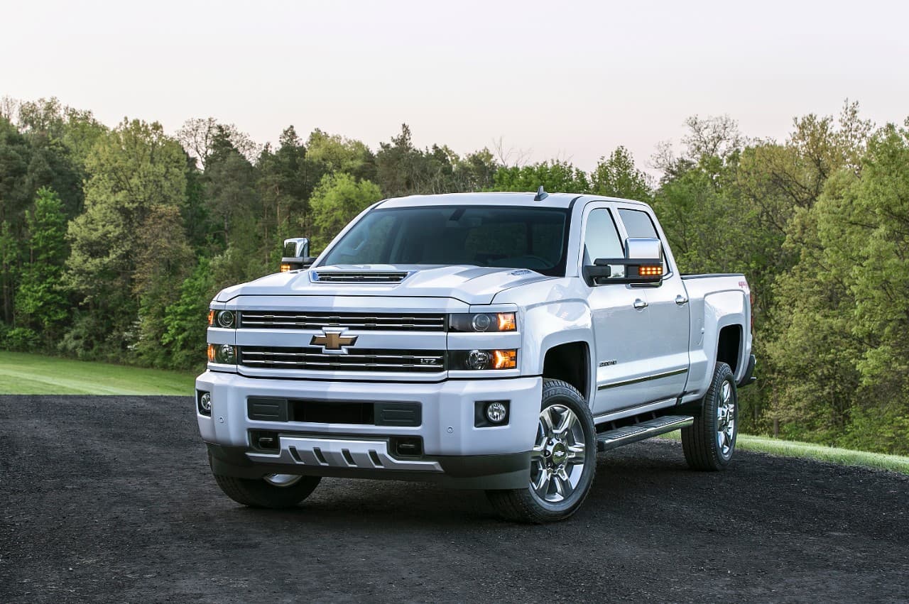 La 
<b>Chevrolet Silverado </b>es la pickup 
<i>full size</i> de 
<a href="http://www.univision.com/noticias/chevrolet" target="_blank">Chevrolet</a> y fue bautizada por primera vez con ese nombre en 1998. Silverado es hoy una línea completa de pickups con versiones de trabajo liviano y trabajo pesado. Su rivalidad con la Serie F de Ford es del calibre de las que se convierten en leyendas.
<br>