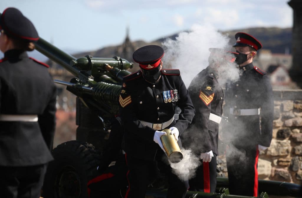 Este sábado, salvas de cañón honraron su memoria en todo Reino Unido, desde la Torre de Londres hasta los castillos de Edimburgo, Belfast y Gibraltar y los barcos de la 'Royal Navy'.