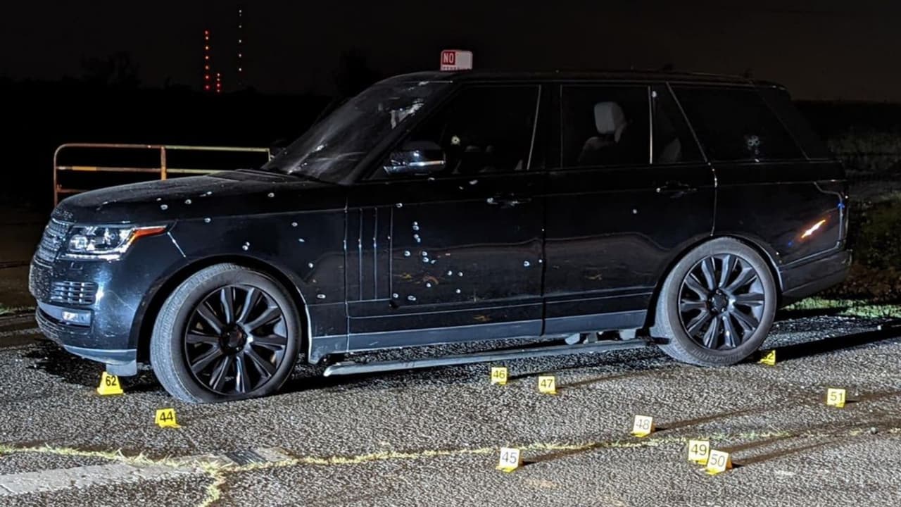 Acribillan con 60 disparos a un hombre en su camioneta y sobrevive