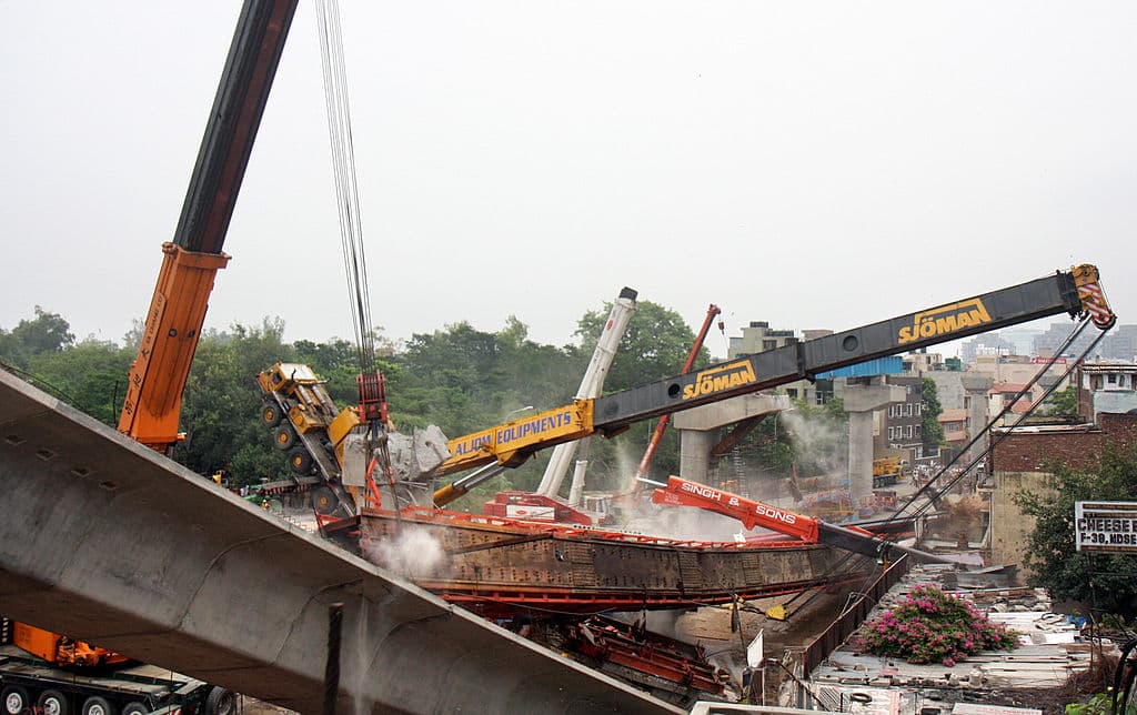 <h3 class="cms-H3-H3">India</h3>
<br>
<b>12 julio 2009</b>
<br>El derrumbe de un puente en construción del tendido del metro dejó 5 muertos y 14 personas heridas en el sur de Nueva Delhi.
<br>
<br>Esta fotografía muestra grúas pesadas colapsando durante las operaciones de limpieza en el lugar del accidente.
<br>