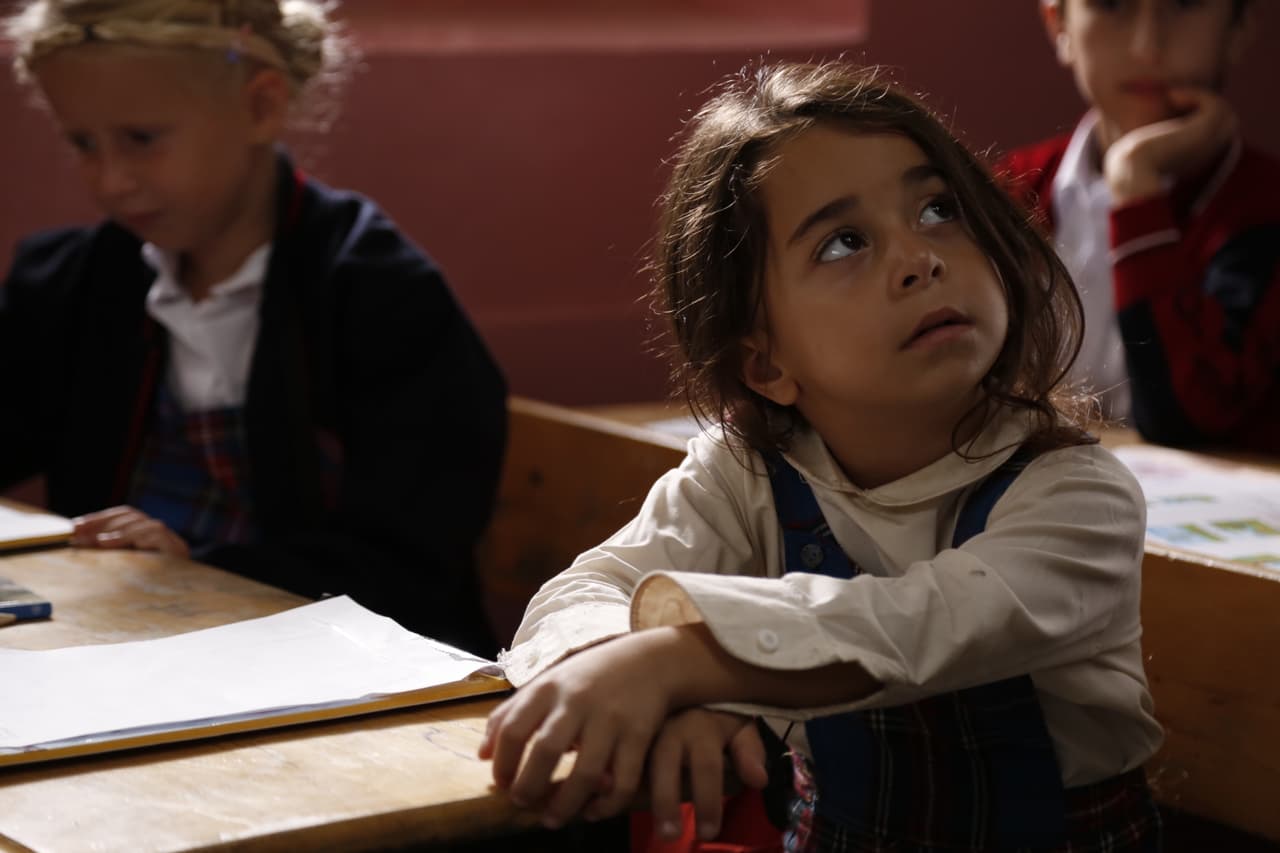 El día en que su maestra se presente en su casa para despedirse de ella, descubrirá la terrible tragedia que vive la niña y tomará una decisión que las unirá inesperadamente.