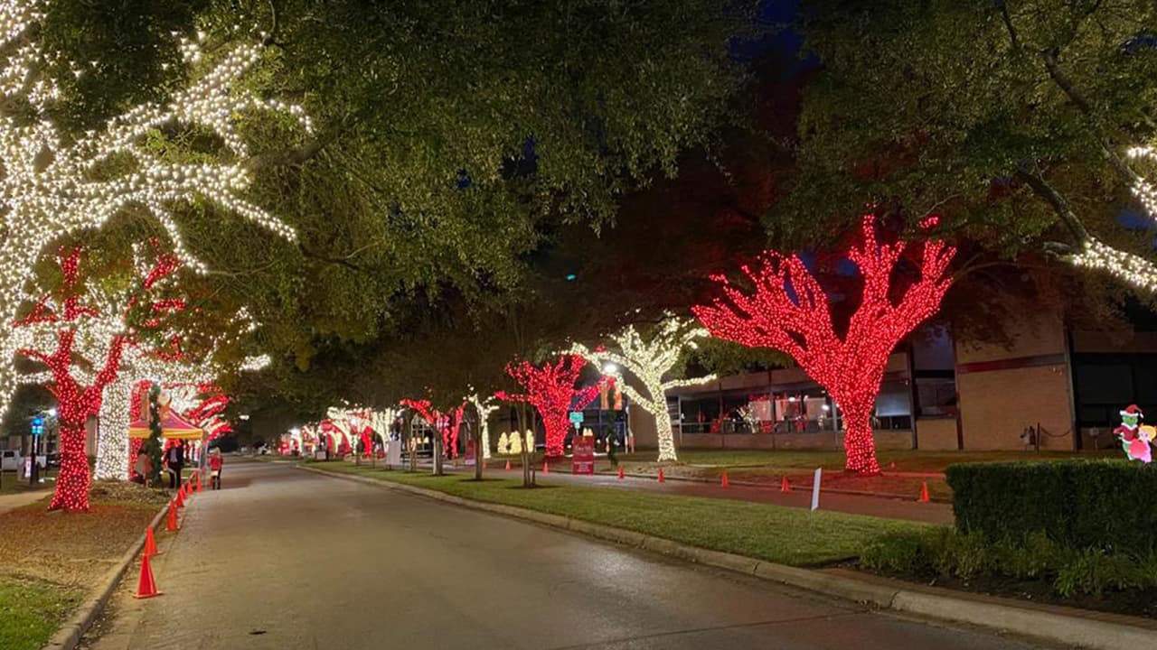 Las luces navideñas dan la bienvenida al campus de la Universidad de St. Thomas en Houston.