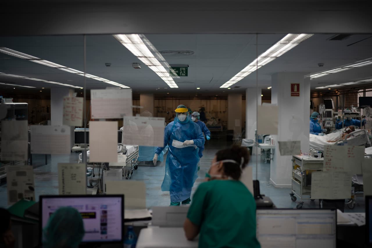Los médicos y enfermeras están separados del resto del hospital por un vidrio. Los que están fuera se comunican con los que se encuentran en el interior usando radios y así se transmiten el progreso de los pacientes y otros detalles.