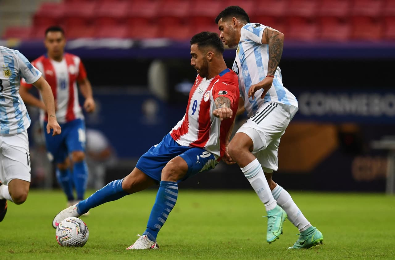 Con un solitario gol de Alejandro Gómez el equipo de Argentina venció a Paraguay y se metió a la siguiente ronda de la Copa América.