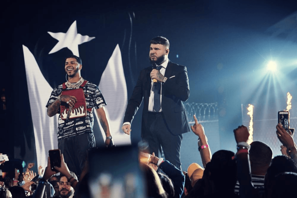 Anuel AA y Farruko presentaron el tema 'Delincuente'. En la escenografía incluyeron hasta un autobús de prisión y otros elementos alusivos a la canción que permitieron a los reggaetoneros lucirse en todo su esplendor.