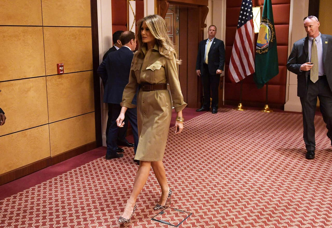 El mismo día en que llegaron a Arabia Saudita, Melania visitó un colegio americano en Riad por eso esta vez occidentalizó de nuev su look dejando las piernas al aire, aunque se ocupó de llevar los brazos cubiertos. El vestido, una sahariana de Ralph Lauren, caía lánguido en ella sin ceñirse en ningún lugar excepto donde el cinturón marcaba la cintura.