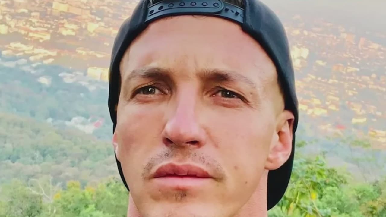 <b>Desmembrado y en bolsas negras: encuentran el cuerpo de un empresario argentino en un riachuelo</b>
<br>
<br>El cuerpo de Fernando Pérez Algaba, un empresario de 42 años, fue hallado desmembrado en bolsas negras en un riachuelo de Lomas de Zamora, Argentina. De acuerdo con Rodolfo, hermano de la víctima, Fernando se dedicaba a la venta de autos; sin embargo, en su celular se encontraron más de 200 mensajes de personas que le exigían la devolución del dinero de inversiones relacionadas al trading.