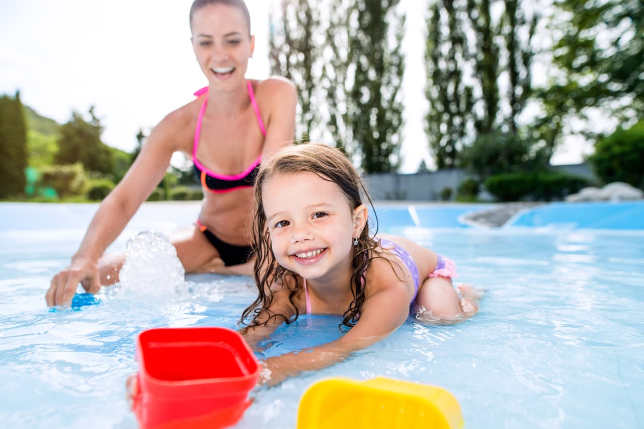 <b>Siempre acompañados</b>. Los niños siempre deben estar acompañados en el agua aunque sepan nadar, especialmente si son pequeños. No dejes a tus hijos sin supervisión.