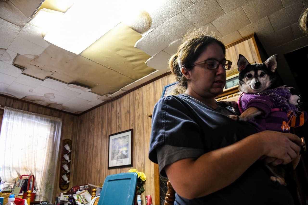 Jo Lee Hester se prepara para evacuar su casa en Lake Charles. Al fondo de la foto se puede ver la destrucción que dejó Laura en el techo de la vivienda.
