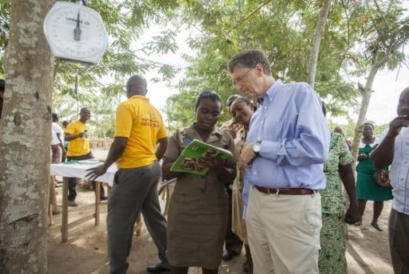 Bill Gates aprende sobre el sistema para registrar y pesar a bebés en una clínica de salud en Accra, Ghana. Un número creciente de países en África está construyendo sistemas de salud comunitarios, que son extremadamente rentables. (Foto: cortesía de la Fundación Bill y Melinda Gates)