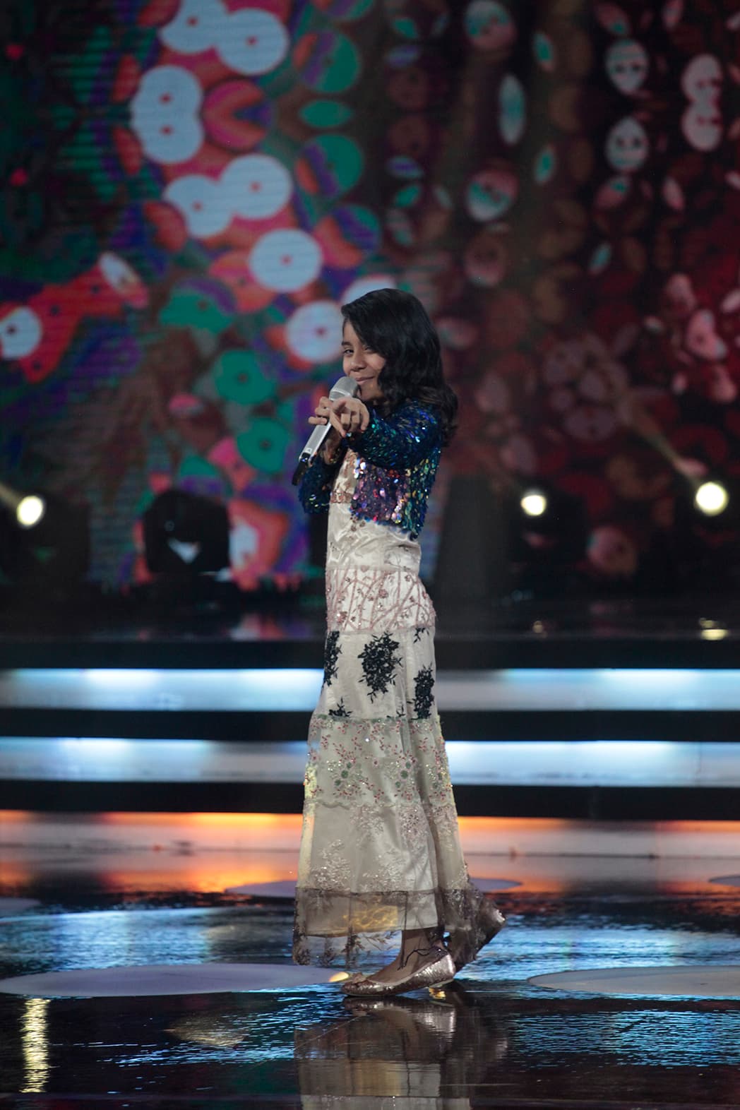 El tema elegido para esa ocasión fue el de 'Y yo sigo aquí', un éxito de Paulina Rubio del año 2000. Adilene, del escuadrón 'Giovani y los Sacachispas', se integró muy bien al montaje vocal.