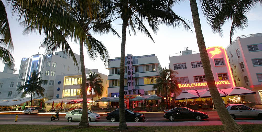 El 17º estado con más deuda por tarjeta de crédito es Florida:
<br>• Saldo promedio de la tarjeta de crédito: $ 6,388.
<br>• Costo de vida: 0.3% menos que el promedio.
<br>• Puntaje de crédito promedio: 668.
<br>• Número promedio de tarjetas: 3.2.