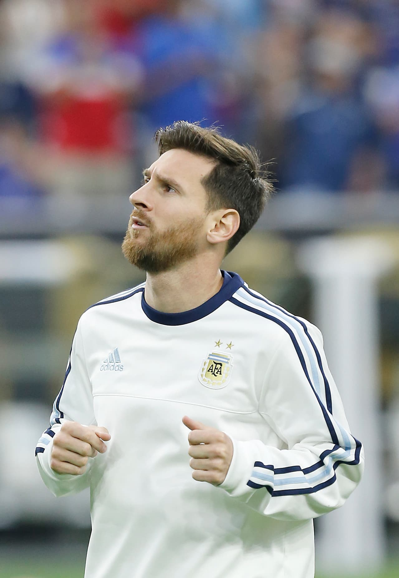 La verdad es que la barba le queda súper bien, ya que es el combinado perfecto entre su carita de niño bueno y el toque de un hombre súper maduro.