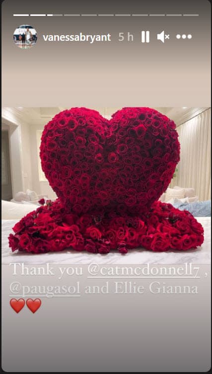 El exjugador de los Lakers, Pau Gasol, y su esposa, Catherine McDonnell, le enviaron este impresionante arreglo floral en forma de corazón.
<br>